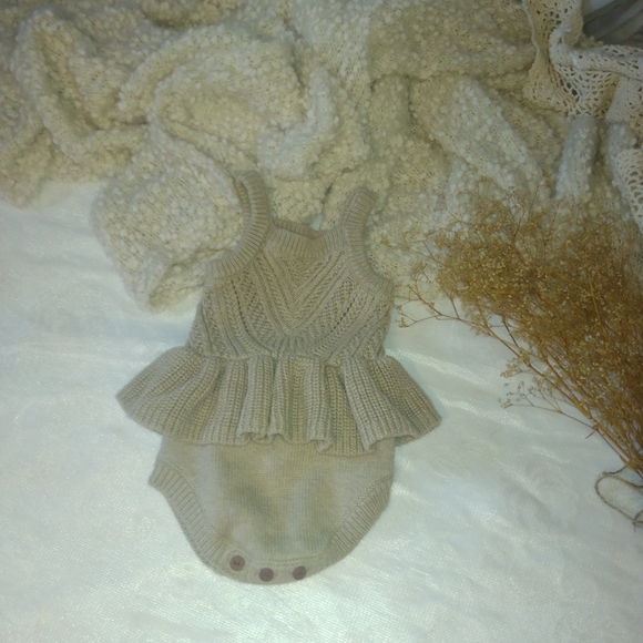 Old Navy Cream Knit Baby Romper - Picture 3 of 5